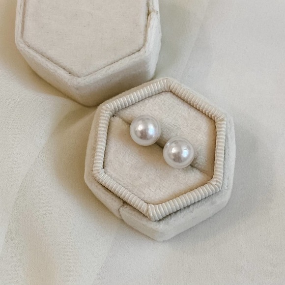 VTG Ivory Pearl Ball Gold Stud Earrings - Picture 2 of 9